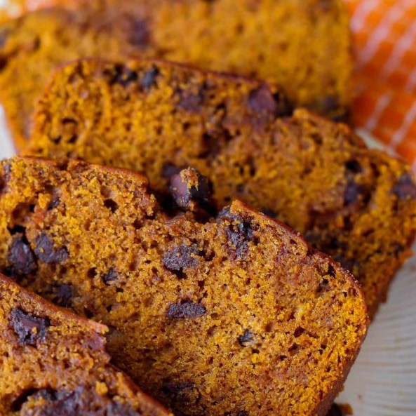 picture of sliced pumpkin bread